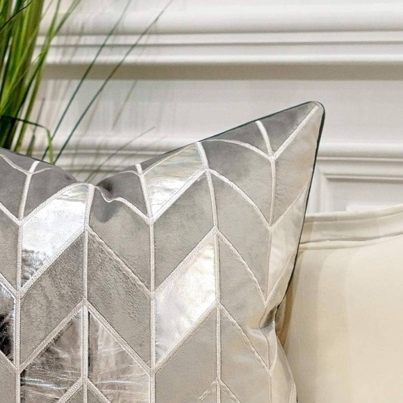 Home Decor Set Square Accent Pillows Gray Silver Velvet Cushions 18x18 - Picture 4 of 9